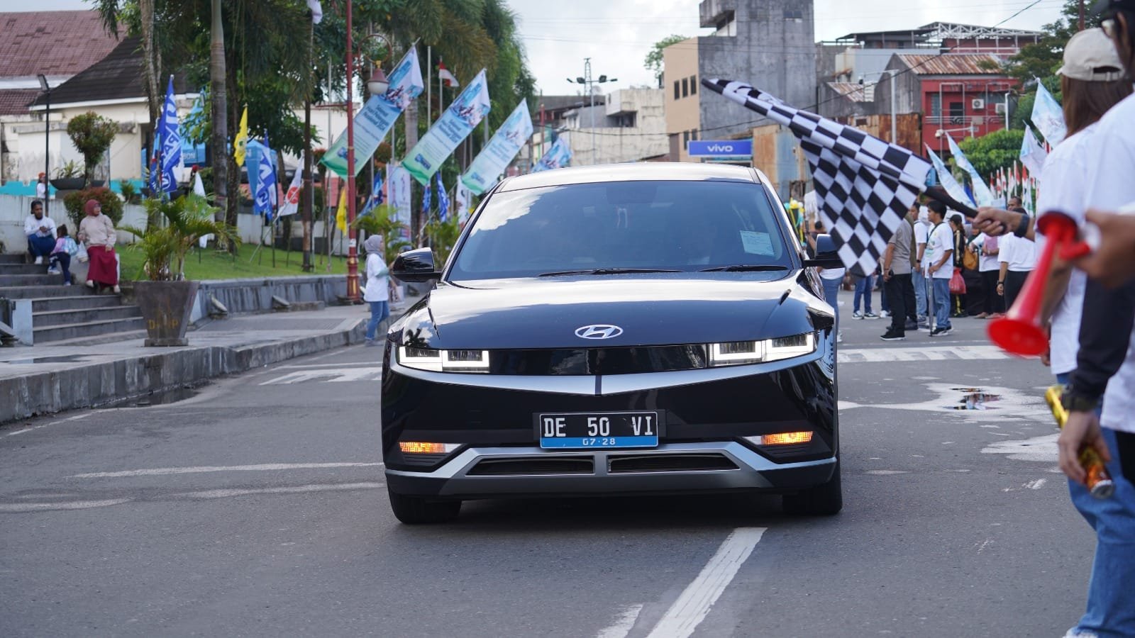 PLN UIW Maluku – Malut Keren, Meriahkan HPN 2024 Dengan Konvoi Kendaraan Listrik di Ambon