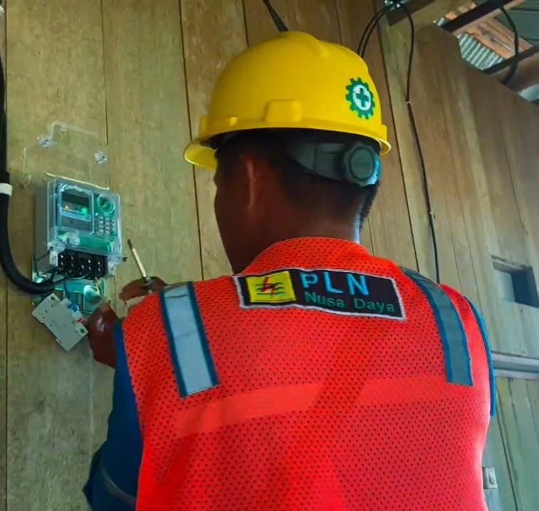 Akselerasi Electrifying Tourism, PLN UP3 Masohi Listriki Wisata Pantai Desa Saleman di Momen Hari Pahlawan