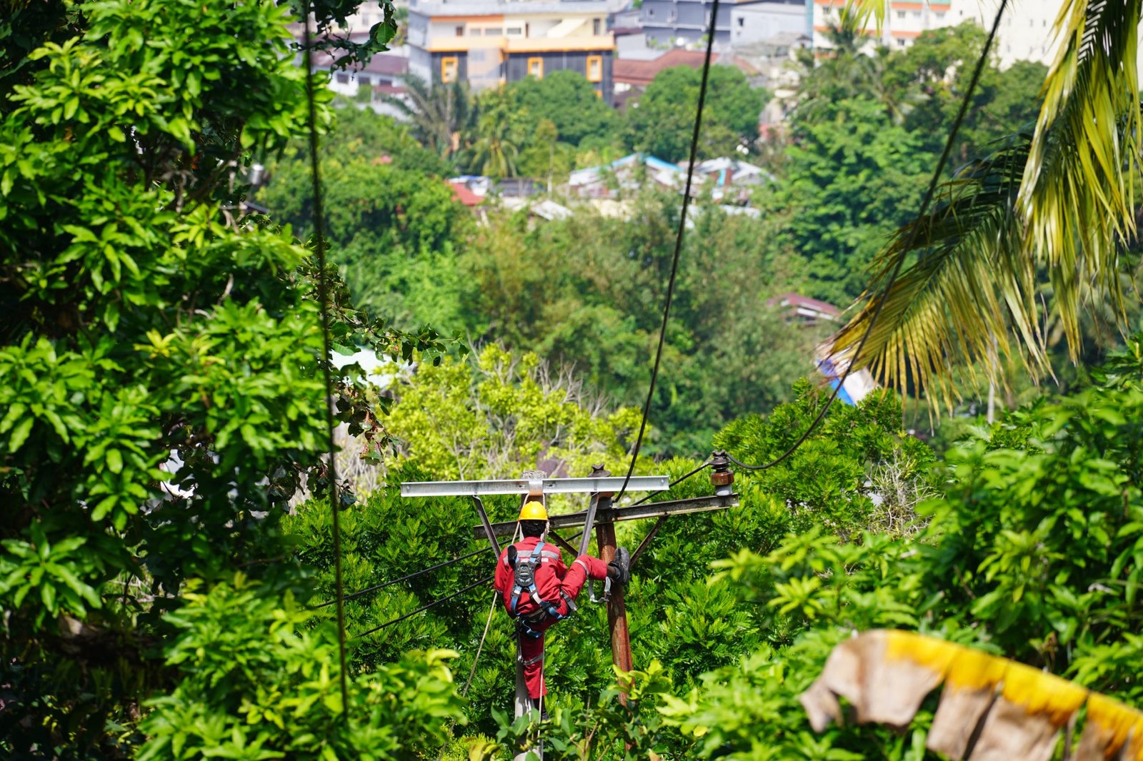 Tingkatkan Keandalan Listrik di Pulau Ambon, PLN UIW MMU Lakukan Pemeliharaan