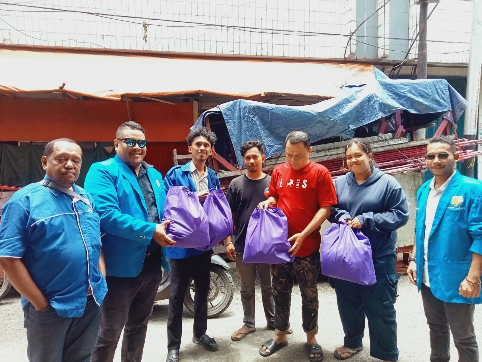 Jelang Ramadhan, KNPI Maluku “Blusukan” Bagi Paket Sembako