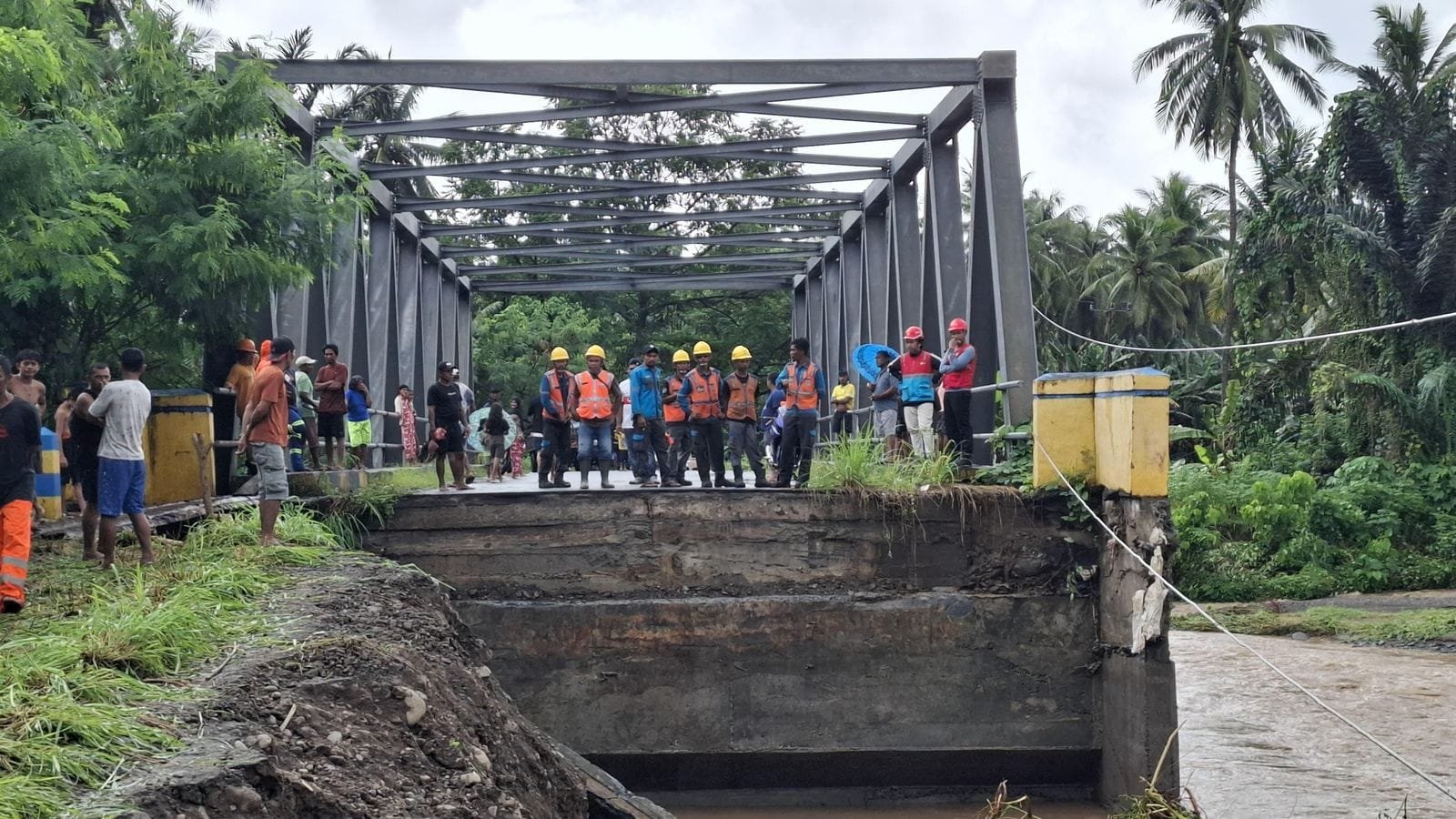 PLN UP3 Tobelo Percepat Pemulihan Sistem Kelistrikan di Kecamatan Galela Utara dan Loloda