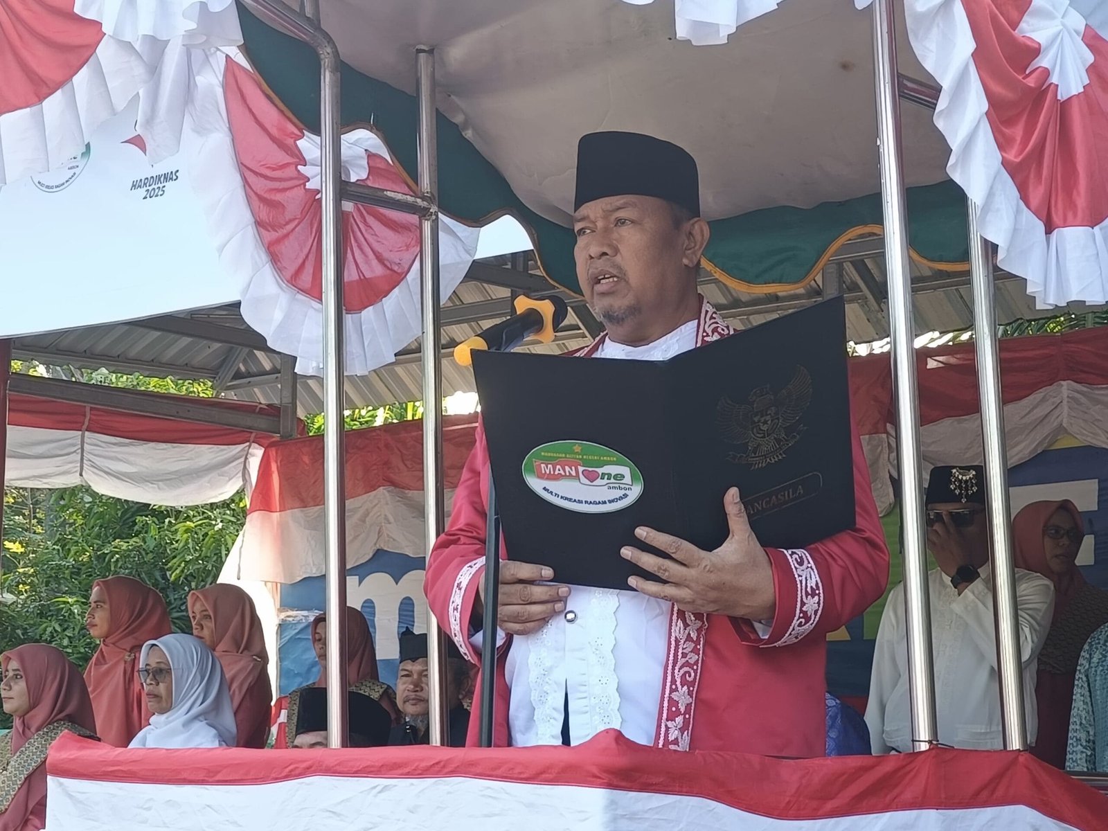 Ka.Kanwil Pimpin Upacara dan Bagi MBG di Momen Hardiknas 2025