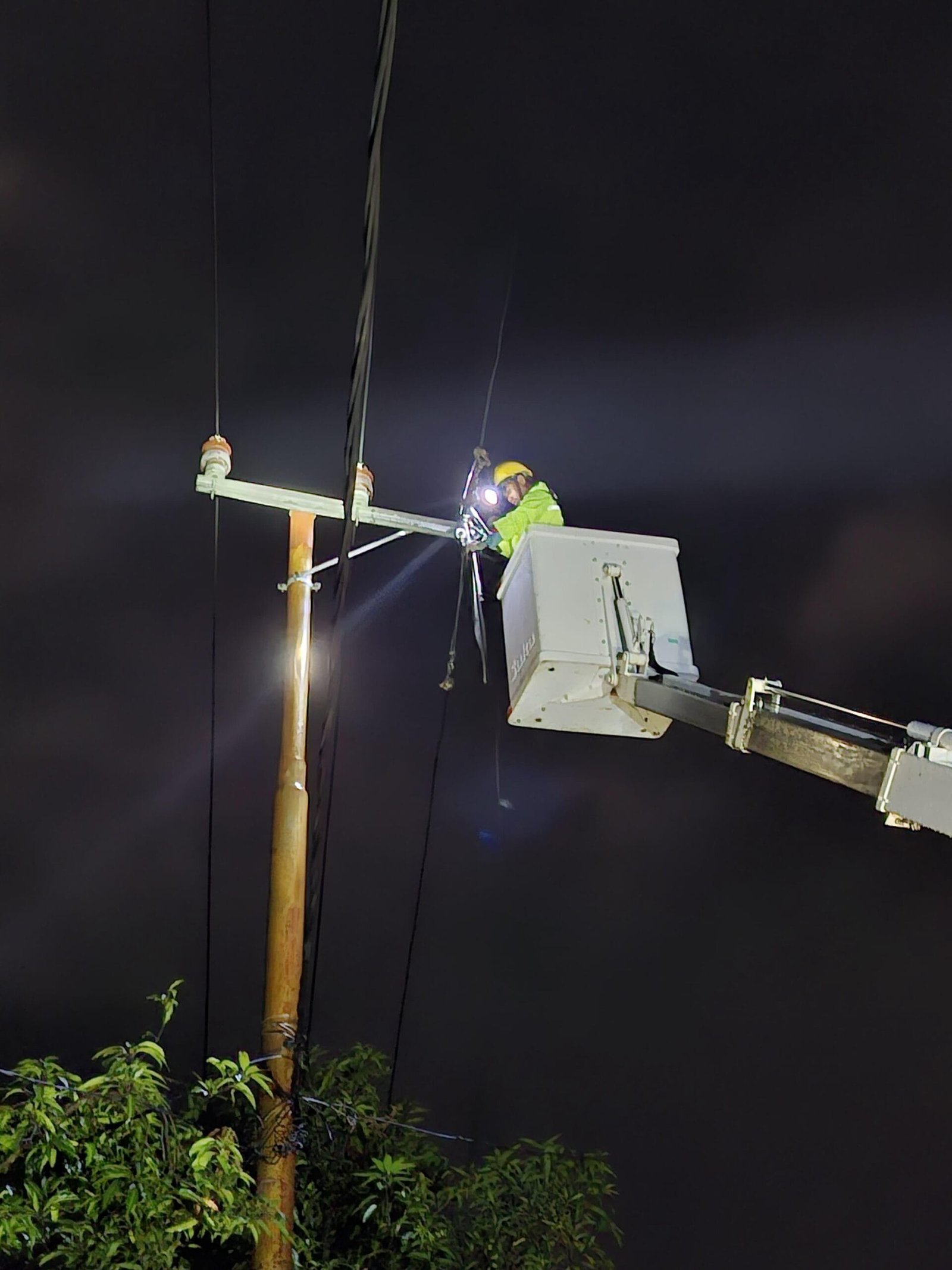 Tanggap Darurat Cuaca Ekstrem, PLN UP3 Tobelo Pulihkan Sistem Kelistrikan di Halmahera Utara