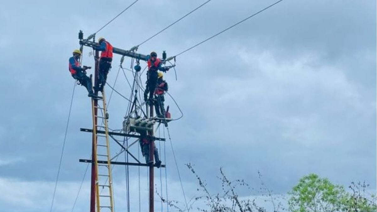 PLN ULP Kairatu Pulihkan Listrik di Inamosol Pasca Cuaca Ekstrem