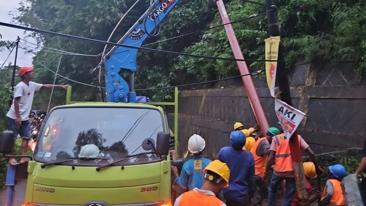 Pohon Tumbang Akibat Cuaca Ekstrim, PLN UP3 Ambon Gerak Cepat Pulihkan Listrik
