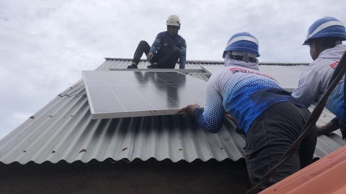 Hadirkan SuperSUN di SMP Islam Ompu Asal, PLN UP3 Ternate Dukung Digitalisasi Sekolah 3T