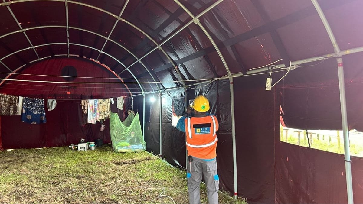 PLN UP3 Masohi Sigap Salurkan Listrik ke Lokasi Pengungsian Korban Gempa di Amalatu