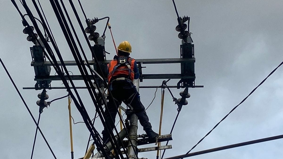 PLN UP3 Ambon Gerak Cepat Atasi Gangguan Listrik di Amahusu akibat Banjir dan Longsor