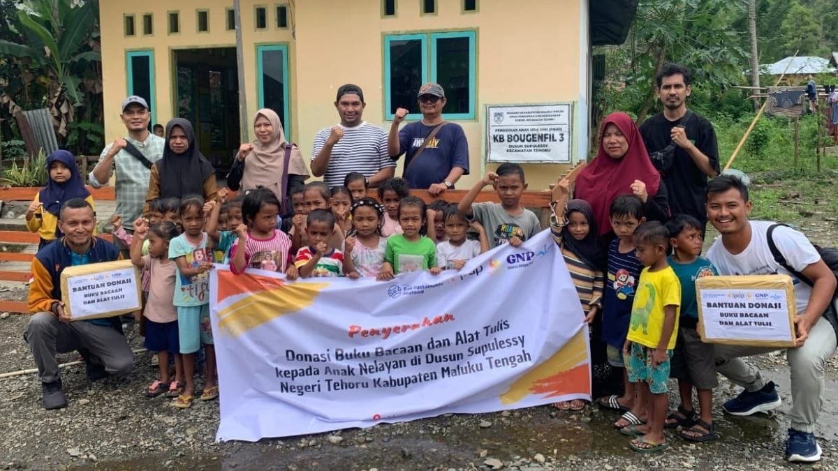 Mata Garuda LPDP Maluku Aksi Sosial: Donasi Buku Bacaan dan Alat Tulis untuk Anak Nelayan