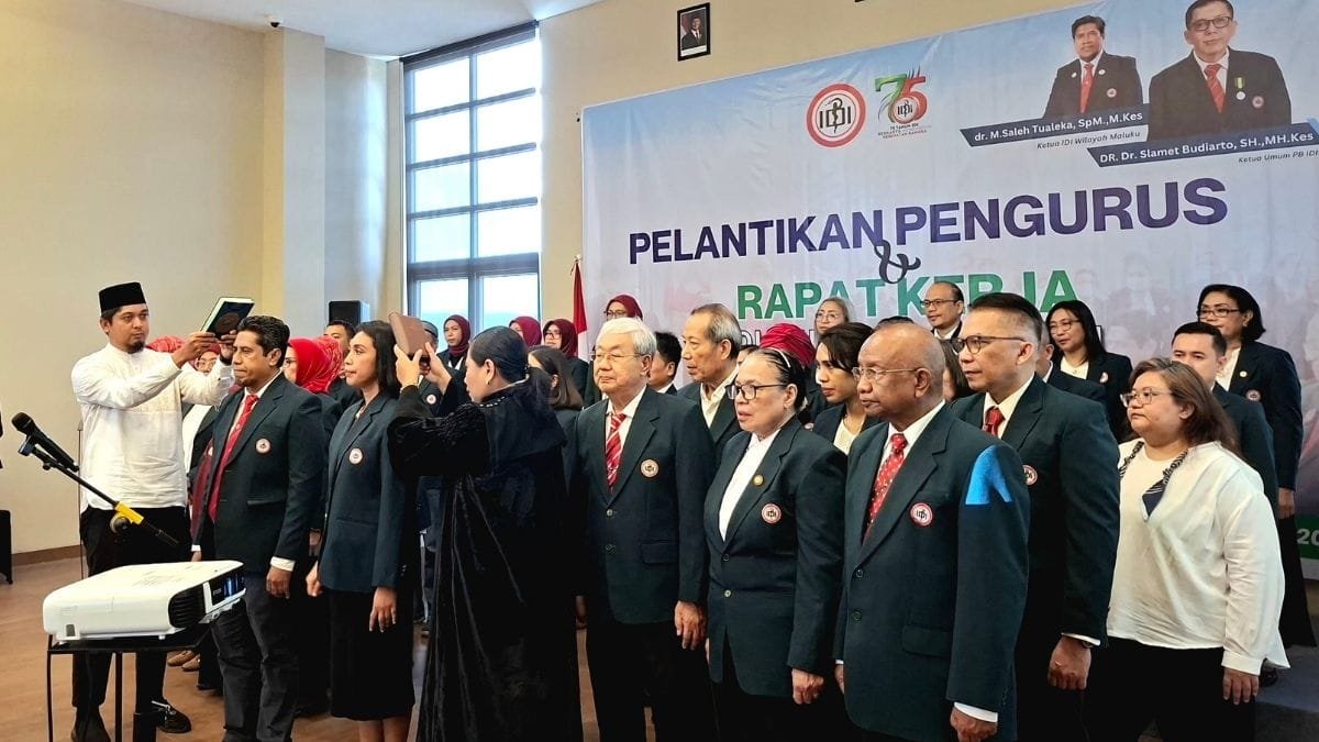 Pelantikan Pengurus dan Raker IDI Maluku: dr Saleh Fokus Pemenuhan Dokter Spesialis di Daerah