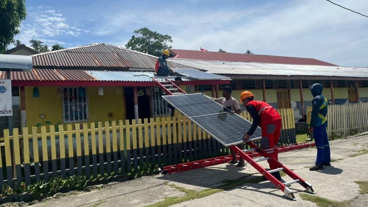 Program SuperSUN, PLN ULP Dofa Hadirkan Energi Surya untuk 4 Sekolah Terpencil di Kepulauan Sula