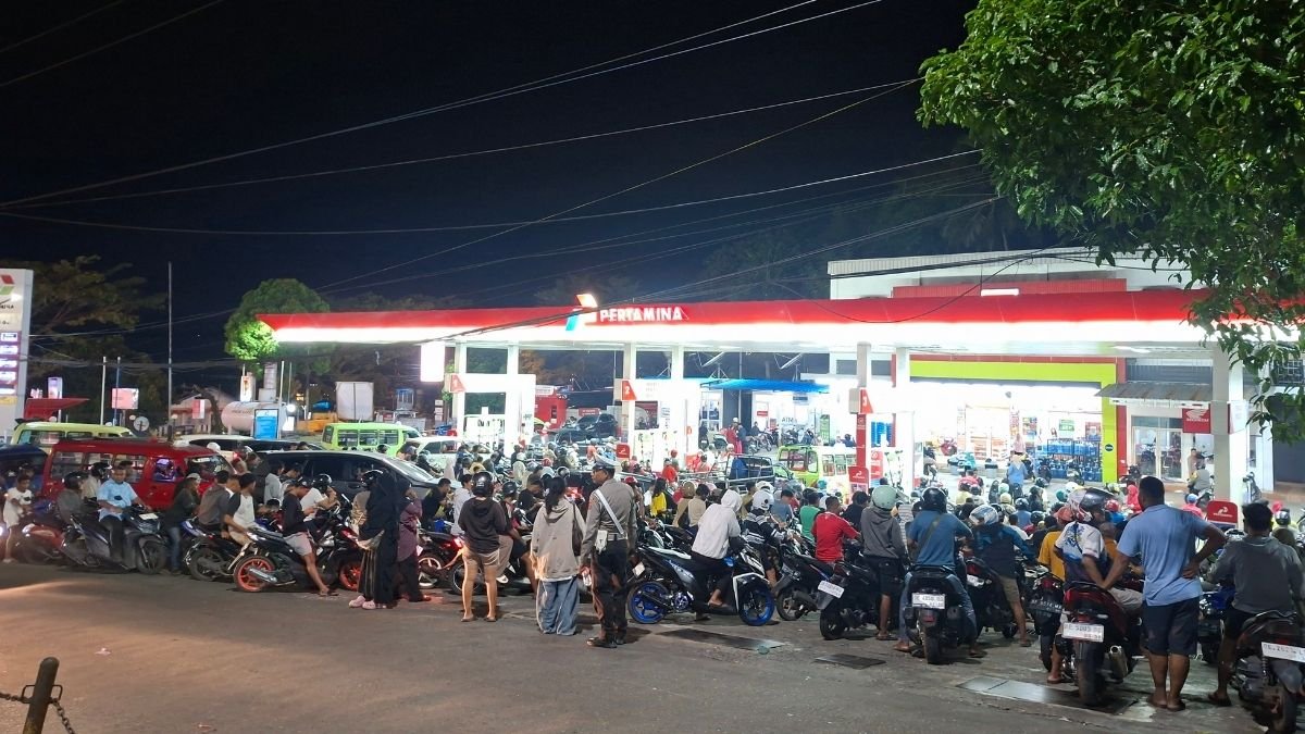 Panic Buying! Warga Ambon Bondong-bondong Antri Beli BBM, Ini Penjelasan Pertamina