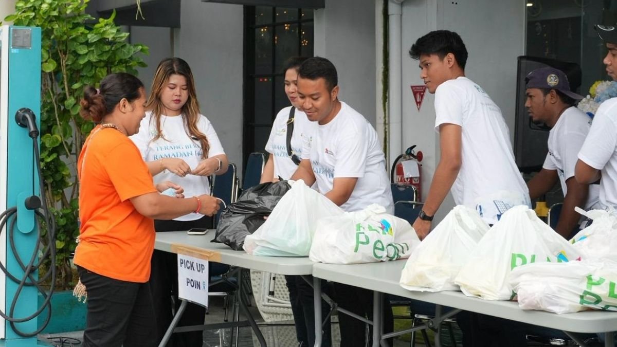 Gelar Pasar Murah, PLN UIW MMU Bagi 1.285 Paket Sembako untuk Masyarakat