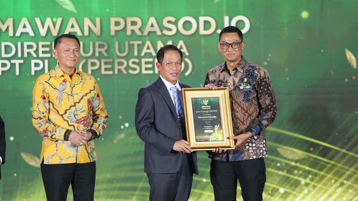 Dirut PLN Darmawan Prasodjo Raih Penghargaan Green Leadership, PLN Borong 11 PROPER Emas KLH 2025