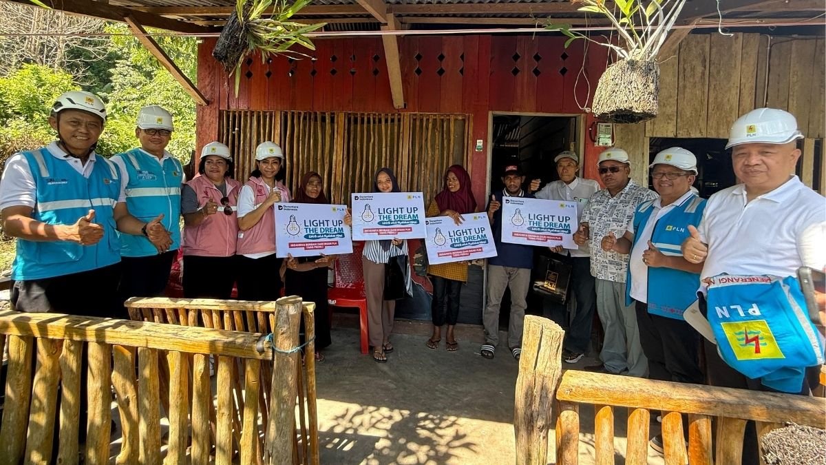 Kolaborasi PLN dan Kementerian ESDM Nyalakan Bantuan Listrik di Desa Saleman