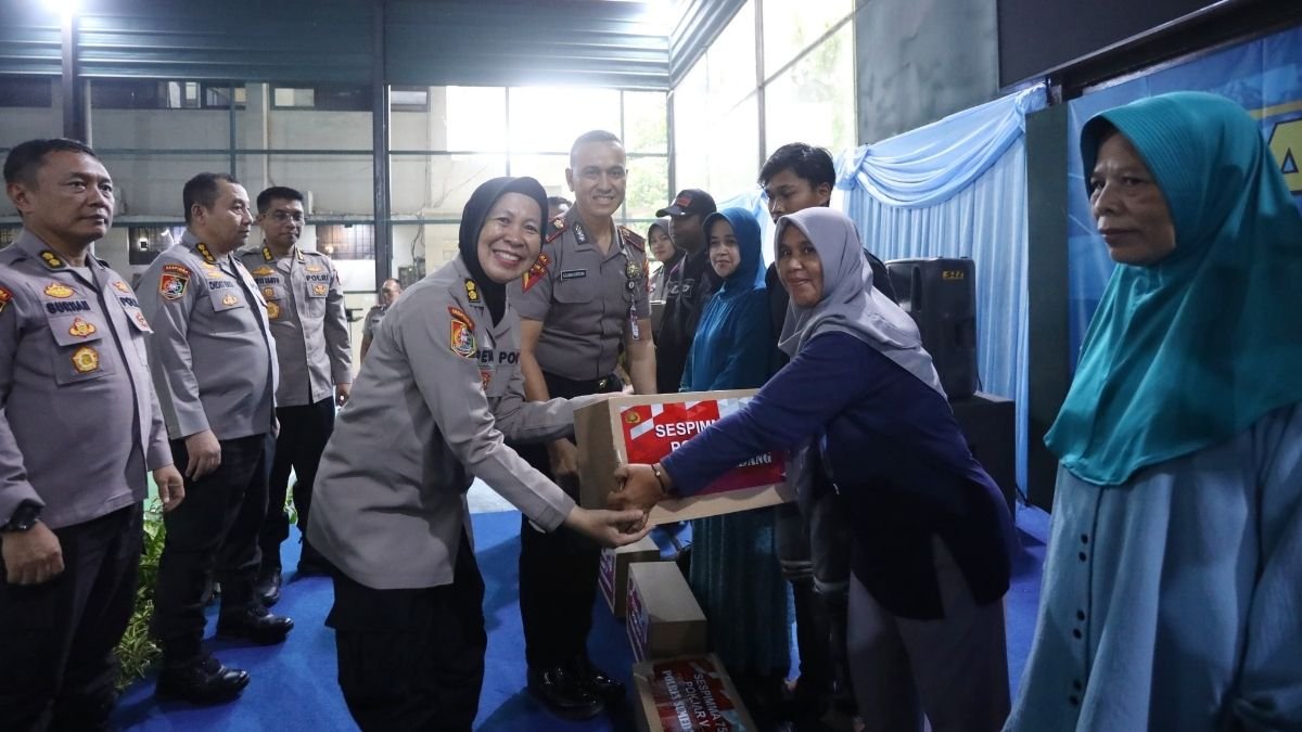Sespimma Polri Angkatan 75 Pokjar V Gelar Baksos di Polres Sumedang, Bagikan 100 Paket Sembako dan Santunan Anak Yatim