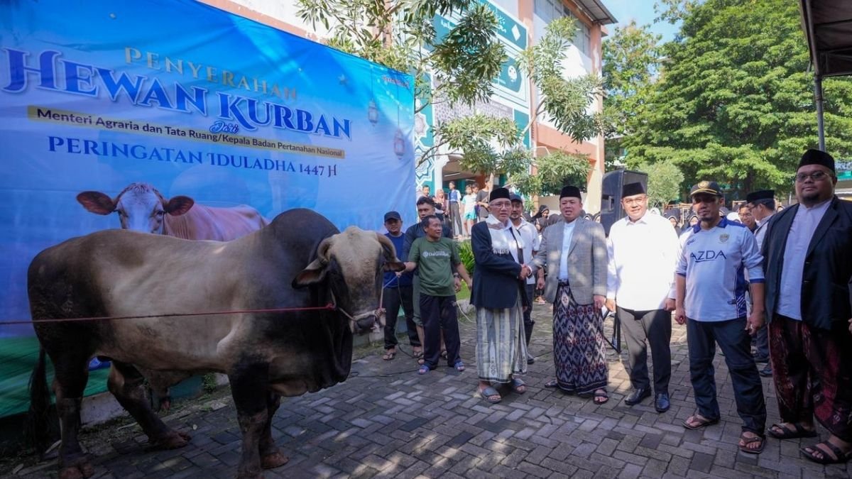Serahkan Hewan Kurban ke Ponpes Darunnajah, Menteri Nusron: Iduladha Jadi Momentum Mempererat Kebersamaan