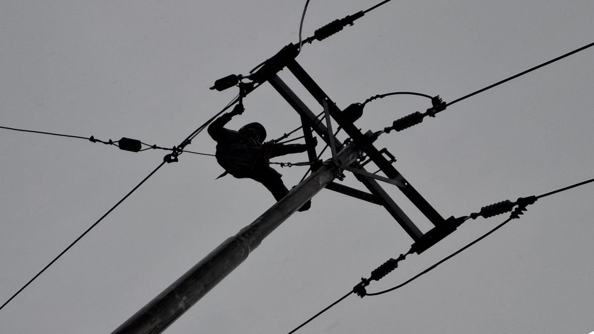 PLN ULP Namlea Intensif Pulihkan Gangguan Kelistrikan Akibat Cuaca Ekstrem di Kabupaten Buru