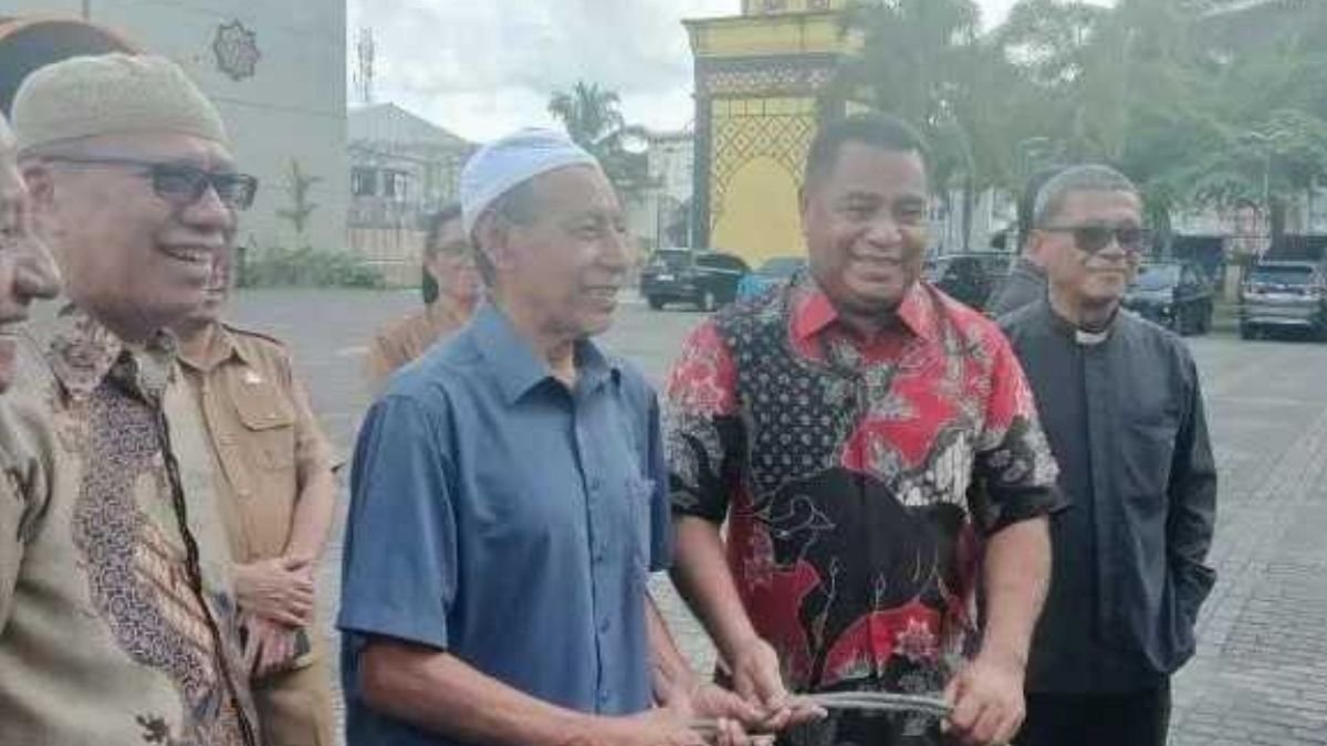 Jelang Idul Adha 1447 H, Benhur Watubun Serahkan Hewan Kurban ke Masjid
