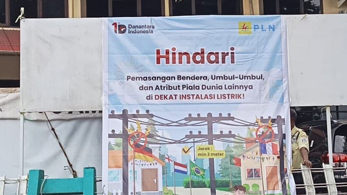 PLN UIW MMU Imbau Masyarakat Jaga Jarak Aman Pemasangan Atribut Piala Dunia dari Instalasi Listrik