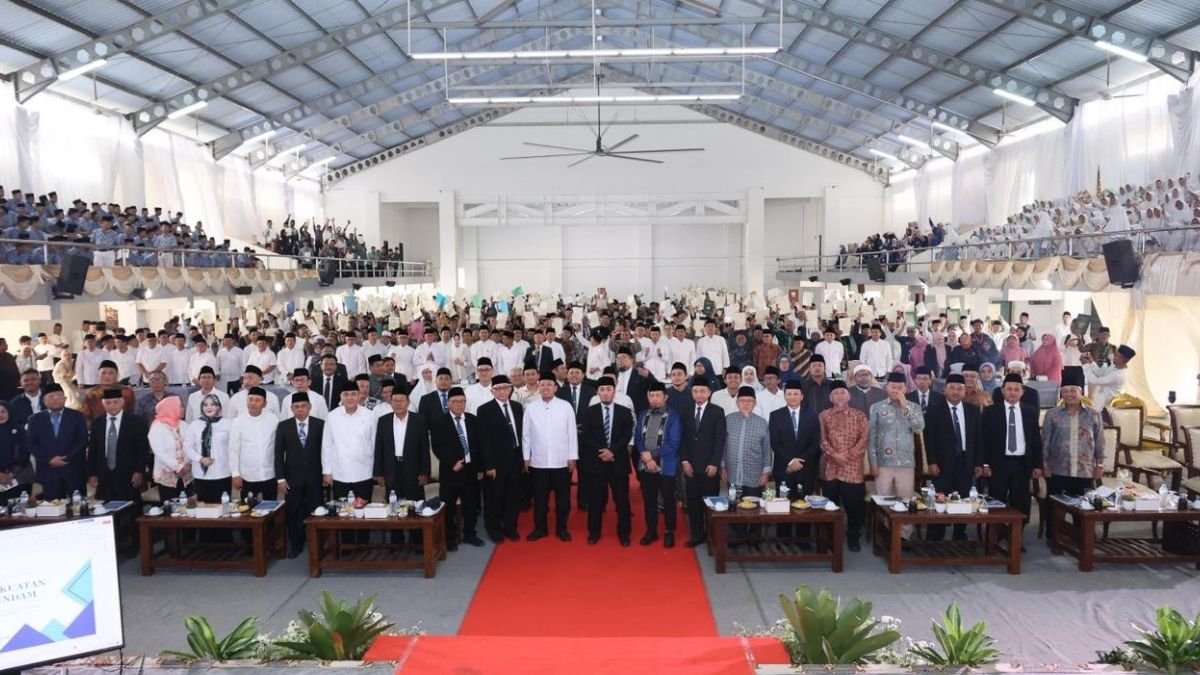 Menteri Nusron Serahkan 1.029 Sertipikat Tanah Wakaf dan 3 SHM dalam ICOP 2026