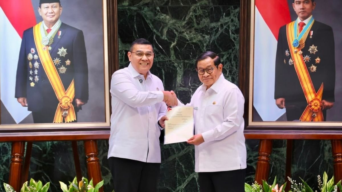 DKI Jakarta HUT ke-499, Wamen Ossy Serahkan 499 Sertipikat ke Gubernur Pramono Anung