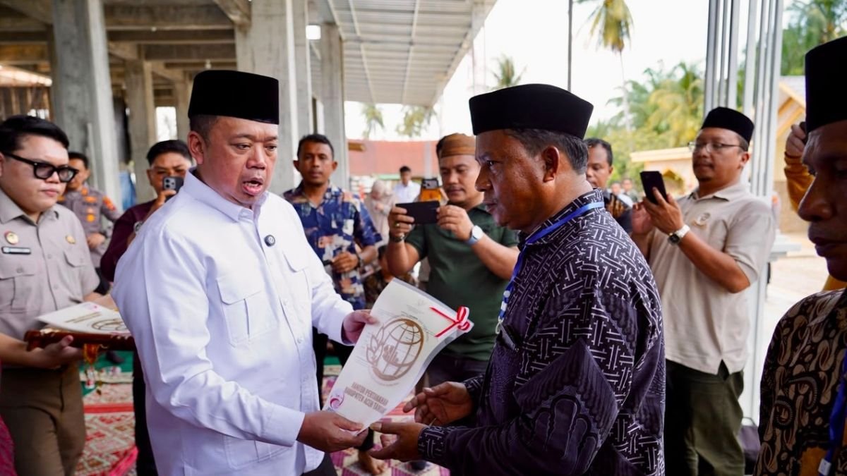 Menteri Nusron Serahkan Sertipikat Wakaf dan Bantuan dari MUI untuk Masjid Salman Alfarisi Aceh Tamiang
