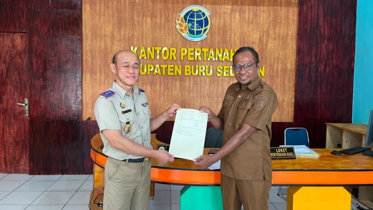 Kantor Pertanahan Buru Selatan Serahkan Sertipikat Hak Pakai kepada Pemprov Maluku