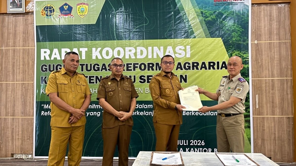 Kantor Pertanahan Buru Selatan Serahkan Sertipikat Aset Pemda kepada Bupati