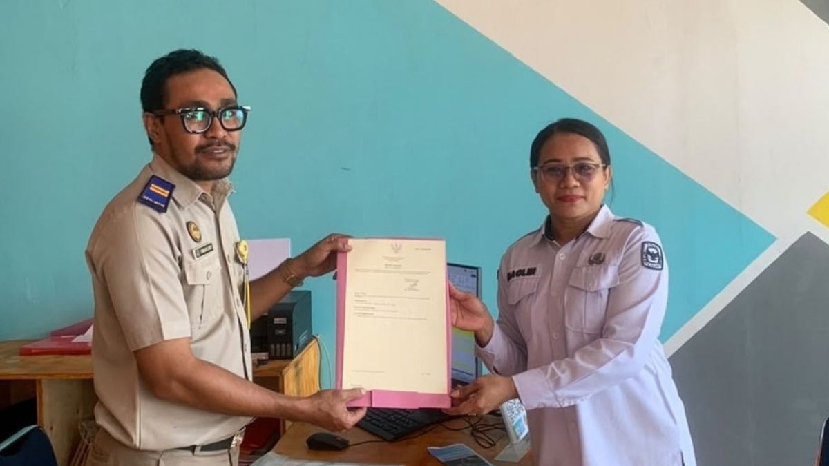 Kantah Buru Selatan Serahkan SHM Rachel P. Usmany di Desa Waenono