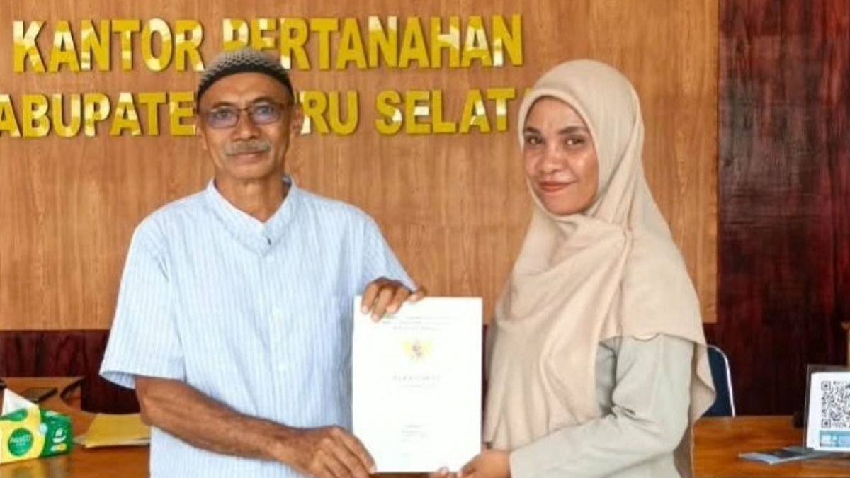 Kantah Buru Selatan Serahkan SHM Milik Jun Umanailo di Desa Wamsisi