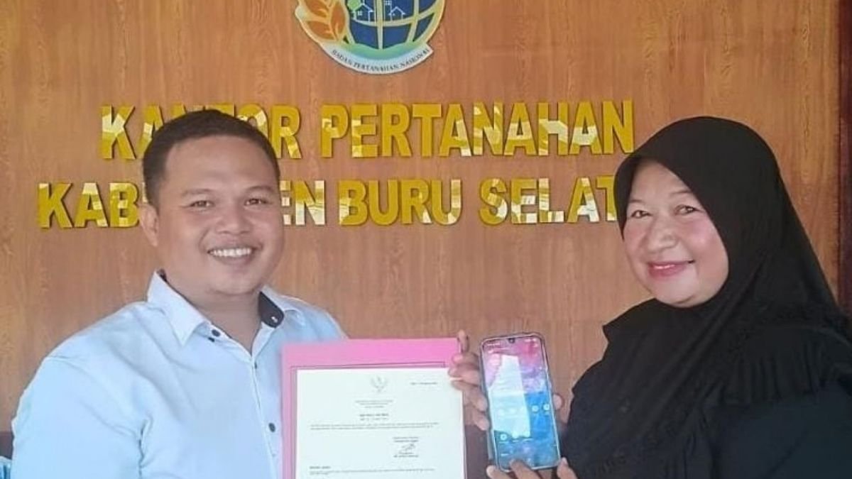 Resmi Bersertipikat, Kantah Buru Selatan Serahkan SHM Munjiyah di Desa Labuang