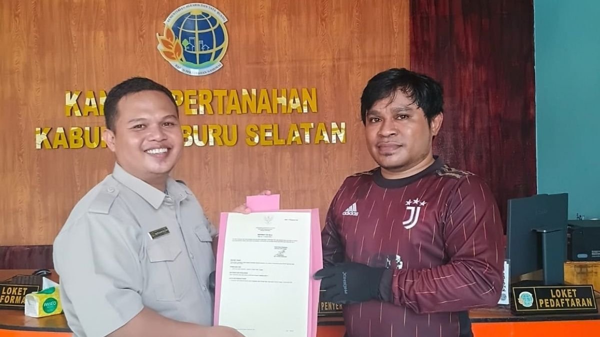 Kantah Buru Selatan Serahkan SHM Milik Diang Rachmat Mandar di Desa Labuang