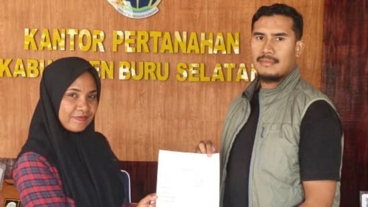Kantah Buru Selatan Serahkan SHM Milik Syarifudin di Desa Labuang