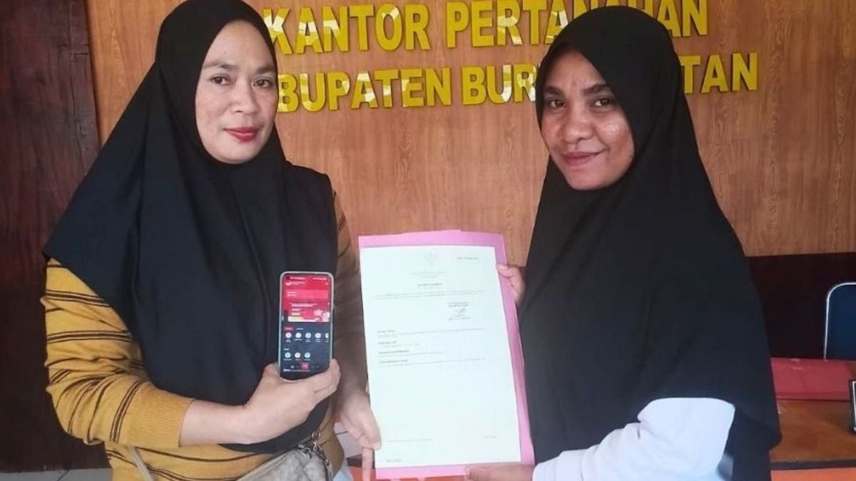 Kantah Buru Selatan Serahkan SHM Milik Wasuria di Desa Labuang