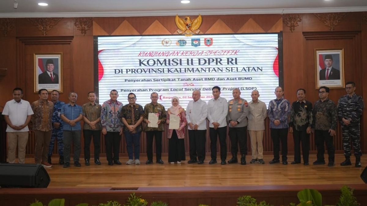 Serahkan Sertipikat Aset BMD dan BUMD Pemprov Kalsel, Wamen Ossy: Perkuat Kepastian Hukum Aset Daerah