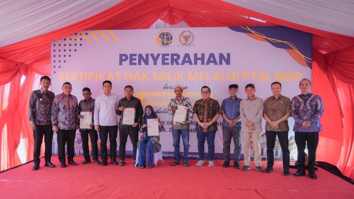 Wamen Ossy Serahkan Sertipikat bagi MBR di Kalsel, Dukung Penyediaan Rumah Layak Huni Lewat Legalitas Tanah
