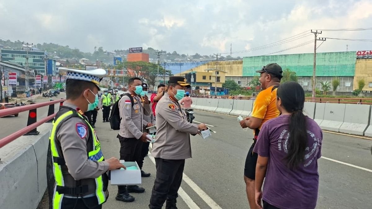 Udara Tercemar Asap Karhutla, Polresta Ambon Bagi-bagi Masker ke Warga