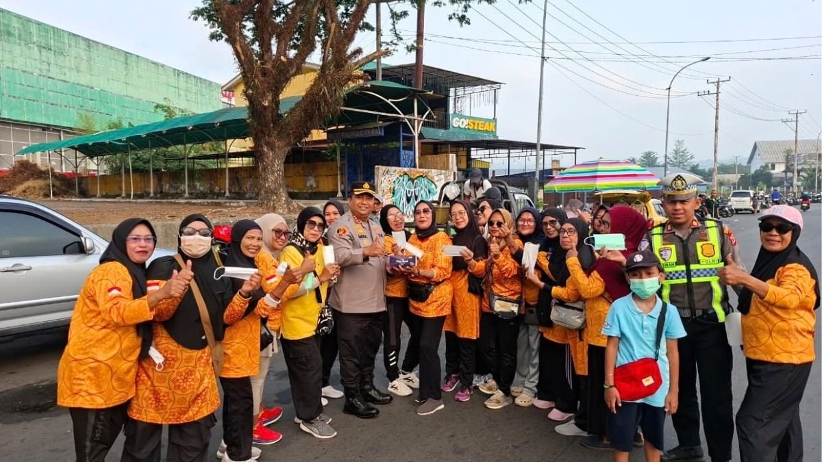 Polisi Bersama Masyarakat: Kapolresta Ambon Bagikan Masker ke Warga Kota Dampak Asap Karhutla